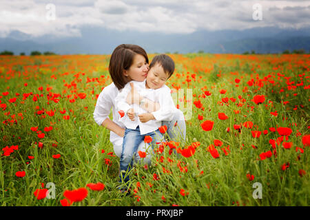 Belle jeune femme avec son fils dans le parc Banque D'Images