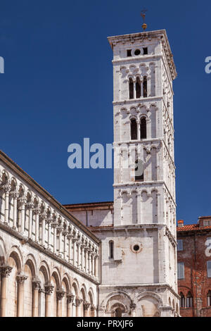 Campanile - clocher de Chiesa di San Michele in Lucca, Toscane, Italie Banque D'Images