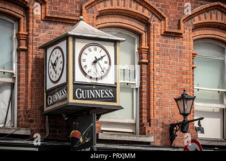 Enseigne à l'extérieur de l'horloge Guinness Pub de Dublin, Irlande, Europe. Banque D'Images