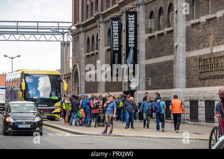 Les touristes à la Guinness Storehouse, Dublin, Irlande. Banque D'Images