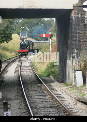 Vue de loco, 7903 Foremarke Hall, qui descendait la piste sur le chemin de fer à vapeur de Gloucestershire Warwickshire Banque D'Images