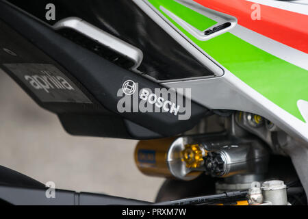 Vue de côté pour l'Aprilia RSV4, l'accent sur moto Ohlins suspension et de l'électronique Bosch situé sous le siège conducteur Banque D'Images