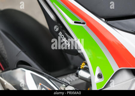 Vue de côté pour l'Aprilia RSV4, l'accent sur moto Ohlins suspension et de l'électronique Bosch situé sous le siège conducteur Banque D'Images