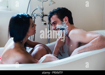 Couple in love passer du temps ensemble à la Chambre. Un moment romantique dans la salle de bains Banque D'Images