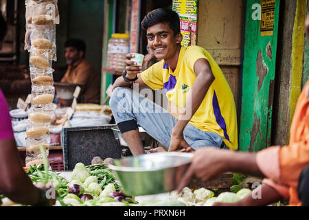 Ville d'Udaipur au Rajasthan, en Inde, en janvier 2018 : marché de rue en plein air Légumes Indien vendeur Banque D'Images