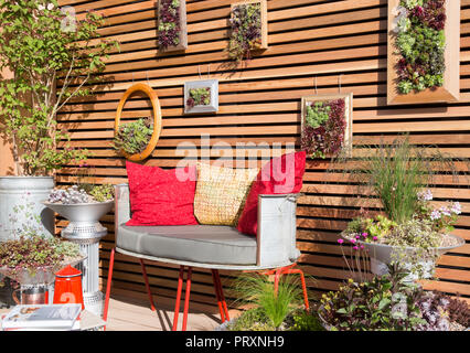 Petit espace balcon jardin avec coussins de banc de jardin en métal réaffecté récipients en métal inhabituels sempervivum succulent plantes succulentes afficher UK Banque D'Images