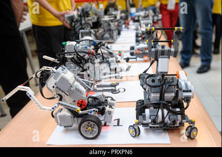 Tioumen, Russie - 16 février. 2017 : Championnat ouvert de la compétence professionnelle chez les jeunes. Compétences mondiales Russie Tyumen - 2017. Faites de blocs Lego robots Banque D'Images