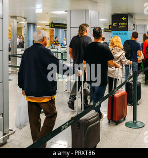 L'aéroport de Lisbonne, Portugal - Oct 3, 2018 : Les passagers à l'aéroport de Lisbonne, également connu sous le nom de l'aéroport Portela de Lisbonne, qui est la principale passerelle internationale Banque D'Images