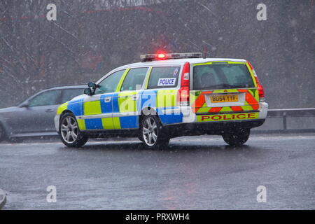 Un véhicule de police volvo CMPG à Perry Barr Quartier général de la Police de Birmingham attend à une sortie d'autoroute pour rejoindre une manœuvre le CCU RECOMMANDE Banque D'Images