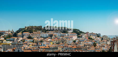 Vue panoramique sur le centre de Lisbonne du point de vue appelé : Miradouro de Sao Pedro de Alcantara avec le quartier de Baixa Banque D'Images