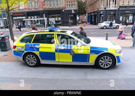 Une bmw voiture de police stationné à l'extérieur de Trinité Centre commercial dans le centre-ville de Leeds, West Yorkshire Banque D'Images