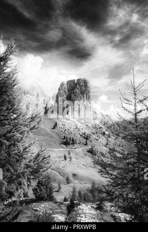 Cinque Torri, Ampezzo dolomites. Au premier plan la tour principale et dans l'arrière-plan la Tofana de Rozes massif, dans les montagnes près de Cortina d'Am Banque D'Images
