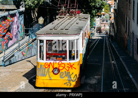 Lisbonne, Portugal - 11 mai 2010 : Gloria funiculaire, également connu sous le nom de Elevador da Gloria, dans la ville de Lisbonne, Portugal. Funiculaire de Gloria Banque D'Images