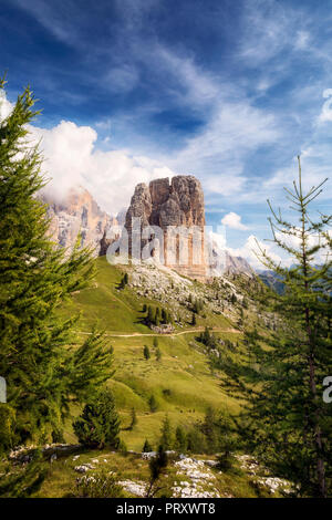 Cinque Torri, Ampezzo dolomites. Au premier plan la tour principale et dans l'arrière-plan la Tofana de Rozes massif, dans les montagnes près de Cortina d'Am Banque D'Images
