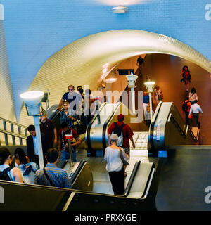 Lisbonne, Portugal - Oct 3, 2018 : les navetteurs à la station de métro Baixa Chiado Lisbonne Portugal Perspective Architecture Couloir Banque D'Images