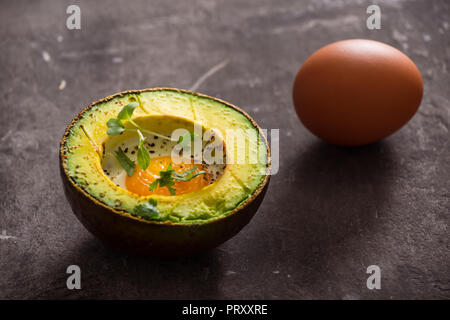 Oeufs bio faits maison cuit dans avocat avec sel et poivre Banque D'Images