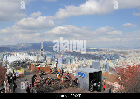 Séoul, Corée du sud-novembre 12,2015:Des milliers de serrures de l'amour à un point d'observation à la colline de Namsan (ou le parc Namsan Namsan Mountain) et ou Banque D'Images