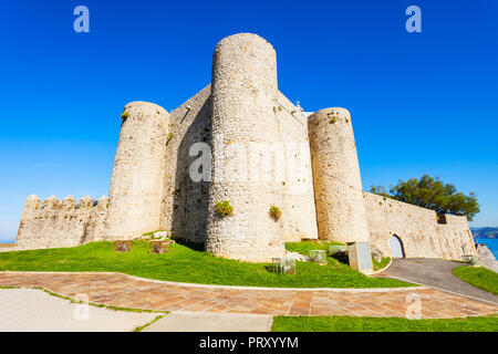 Château de Santa Ana ou Castillo de Santa Ana et phare de Castro Urdiales, petite ville dans la région de Cantabrie, au nord de l'Espagne Banque D'Images