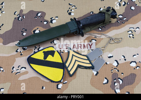 Le 12 mai 2018. US ARMY 1st Cavalry Division patch baïonnette et dog tags sur fond uniforme de camouflage désert Banque D'Images