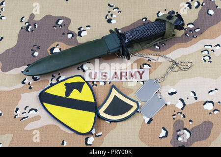 Le 12 mai 2018. US ARMY 1st Cavalry Division patch baïonnette et dog tags sur fond uniforme de camouflage désert Banque D'Images