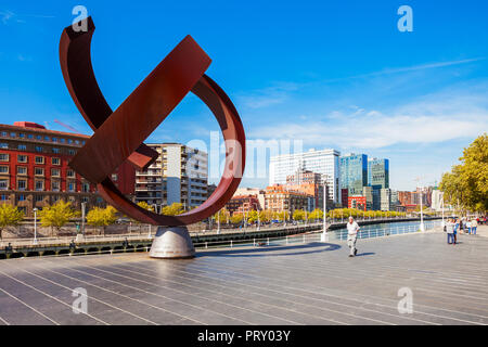 Escultura Monument de la Desocupacion Ovoide de variante de la esfera à Bilbao, Espagne Banque D'Images