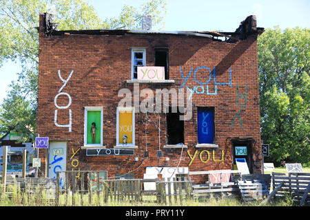 L'Heidelberg Project, une piscine en plein air dans l'environnement de l'art McDougall-Hunt quartier urbain sur la partie est de Detroit, créé par l'artiste Tyree Guyton. Banque D'Images