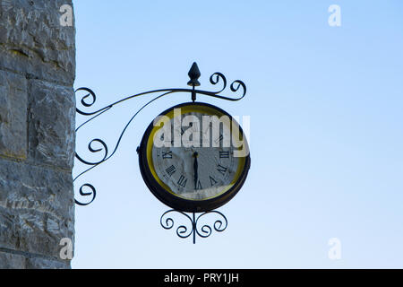 Vieille horloge murale avec 'Paddington station' texte à l'intérieur contre un ciel clair, l'espace pour le texte Banque D'Images