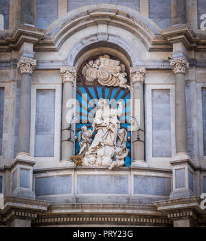 Statue de Sainte Agathe de Catane sur la façade du Duomo. Sicile, Italie. Banque D'Images