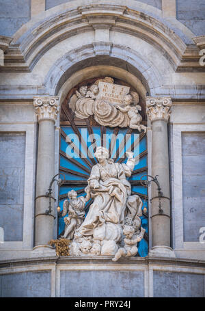 Statue de Sainte Agathe de Catane sur la façade du Duomo. Sicile, Italie. Banque D'Images