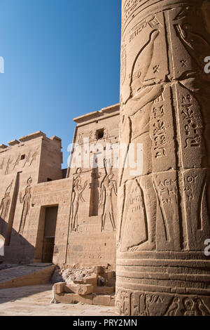 Sculpté dans une colonne Graffiti mars l'image d'un pharaon égyptien à l'ensemble du temple de Philae, Assouan, Egypte. Banque D'Images