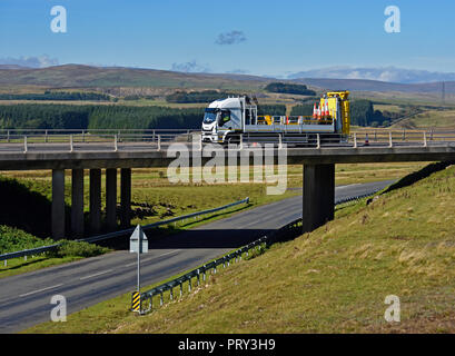 Véhicule d'entretien de l'autoroute sur le pont. M6 Southbound chaussée, Shap, Cumbria, Angleterre, Royaume-Uni, Europe. Banque D'Images