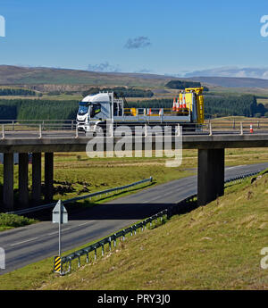 Véhicule d'entretien de l'autoroute sur le pont. M6 Southbound chaussée, Shap, Cumbria, Angleterre, Royaume-Uni, Europe. Banque D'Images