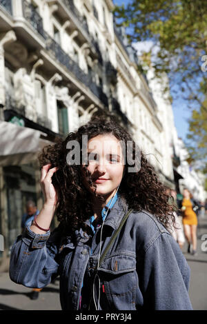 Belle jeune fille sur la rue de Paris Banque D'Images