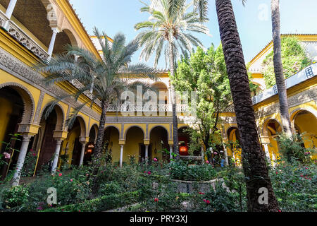 Séville, Espagne - 28 octobre 2017 : Cour de Palais des Ducs d'Alba ou Palacio de las Dueñas Banque D'Images