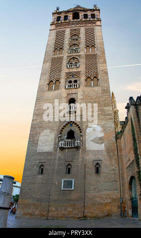 Giralda ou clocher de la Cathédrale de Séville. Cathédrale de Séville en Andalousie, Espagne, site du patrimoine mondial de l'UNESCO Banque D'Images