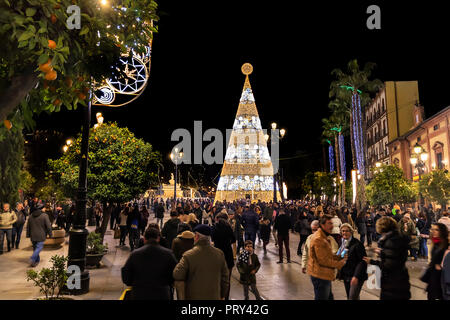 Séville, Espagne - décembre 2, 2017 : l'activité des gens autour d'arbre de Noël en centre-ville de Séville, Espagne Banque D'Images