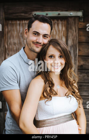 Portrait de femme enceinte et son mari souriant dans l'appareil photo Banque D'Images