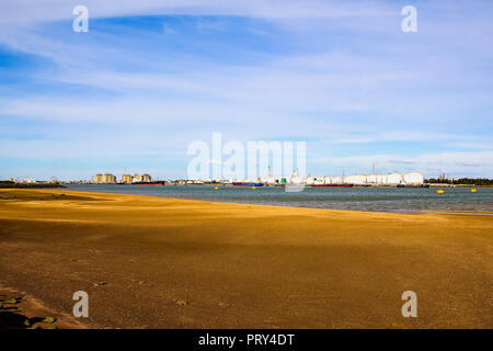 Paysage de rivière et une usine chimique dans le port et la zone industrielle de Huelva, Andalousie, Espagne Banque D'Images