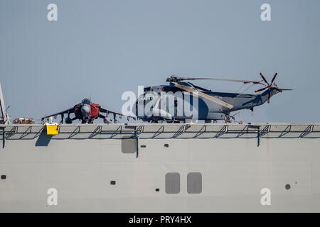 Avions et hélicoptères dans la plate-forme de porte-avions de la Marine à port amarré Banque D'Images