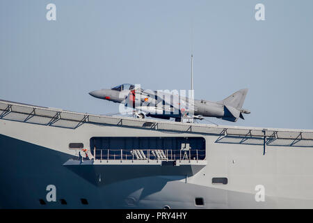 Dans l'aéronef de pont d'un porte-avions de la Marine à port amarré Banque D'Images