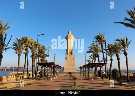 Huelva, Espagne - 16 juillet 2017 : Découverte Foi Christophe Colomb Monument au coucher du soleil à Punta del Sebo Beach, Huelva Banque D'Images