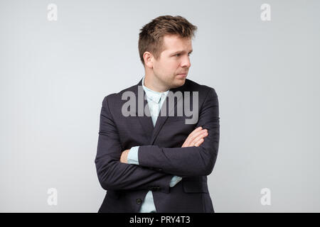 Close up portrait of young man in suit offensée, regardant vers le bas, se sentir coupable de problèmes relationnels Banque D'Images