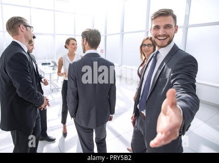 Smiling businessman donne hand for handshake Banque D'Images