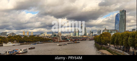 Vue panoramique à l'est de Waterloo Bridge sur la Tamise à la ville de Londres quartier des gratte-ciel et la Cathédrale St Paul Banque D'Images