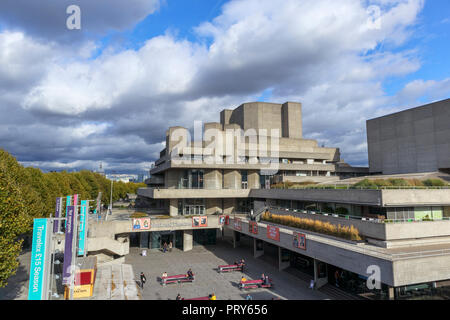 Théâtre National Royal sur la rive sud à Lambeth, London SE1, un système public de spectacle, vu de Waterloo Bridge Banque D'Images