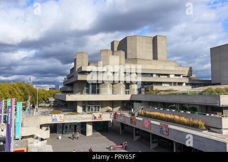 Théâtre National Royal sur la rive sud à Lambeth, London SE1, un système public de spectacle, vu de Waterloo Bridge Banque D'Images