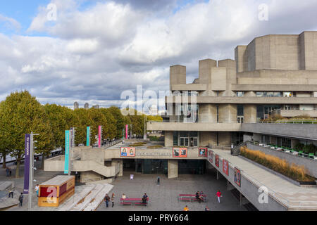 Théâtre National Royal sur la rive sud à Lambeth, London SE1, un système public de spectacle, vu de Waterloo Bridge Banque D'Images