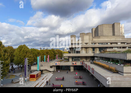 Théâtre National Royal sur la rive sud à Lambeth, London SE1, un système public de spectacle, vu de Waterloo Bridge Banque D'Images