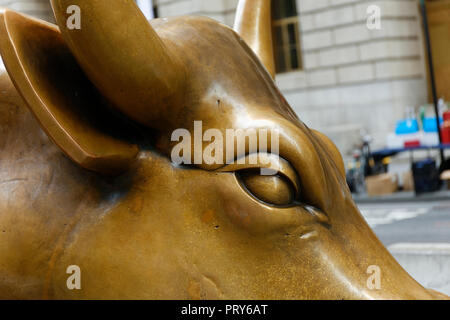 New York, USA : le 25 mai 2018:chargement bull sculpture à New York, USA. Banque D'Images