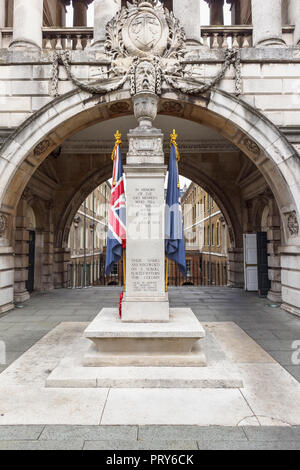 Civil Service Rifles War Memorial, un mémorial de la Première Guerre mondiale conçu par Edwin Lutyens sur Somerset House Riverside Terrace, Strand, London WC2 Banque D'Images